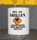 Weiße Tasse mit Spruch "BIN AM GRILLEN, KEINE TIPPS!, BIER BRINGEN!, ABFLUG"