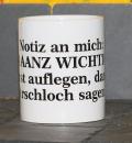 Weiße Tasse mit Spruch "GANZ WICHTIG!, ERST AUFLEGEN; DANN ARSCHLOCH SAGEN!"