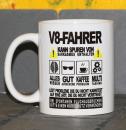 Weiße Tasse mit Spruch "V8 FAHRER KANN SPUREN VON SARKASMUS ENTHALTEN"